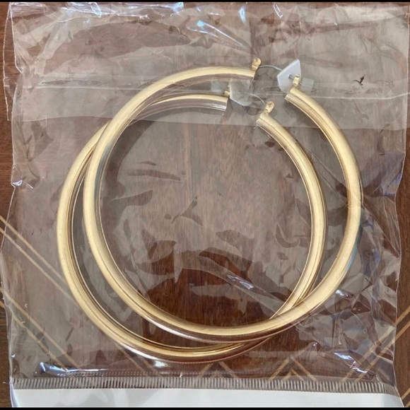 Gold hoops - Picture 1 of 1